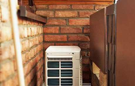 Klimaanlagen Außengerät auf Balkon