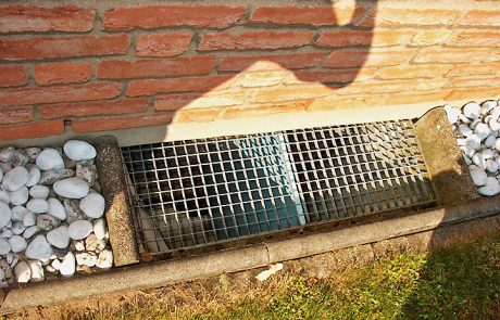 Klimaanlagen Außengerät versteckt im Kellerschacht Klimaanlagen Außengerät versteckt im Kellerschacht