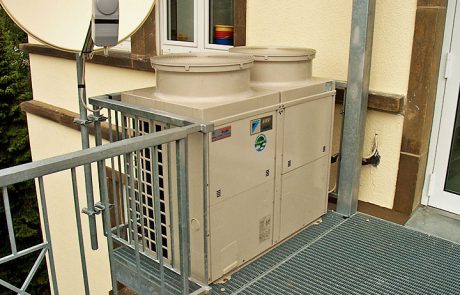 Klimaanlagen Außengerät auf Außentreppe Klimaanlagen Außengerät auf Außentreppe