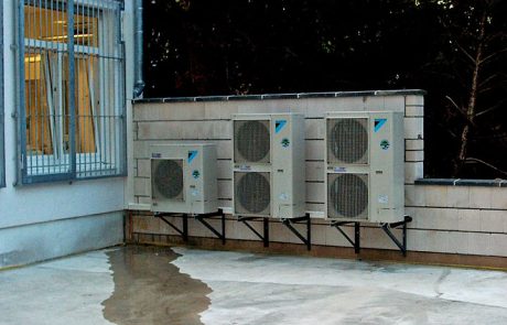 Klimaanlagen Außengerät auf Firmendach Klimaanlagen Außengerät auf Firmendach