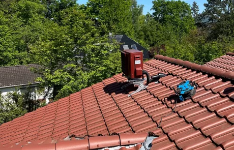 Farbiges Klimagerät rot-braun passend zu Dachziegel