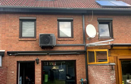 Farbiges Klimagerät und Kabelkanal ebenfalls farblich angepasst