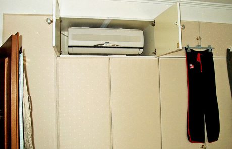 Klimaanlagen Wandgerät versteckt im Schrank